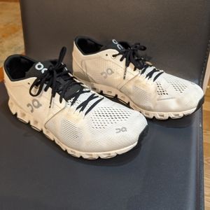 Women's ON cloud size 7.5